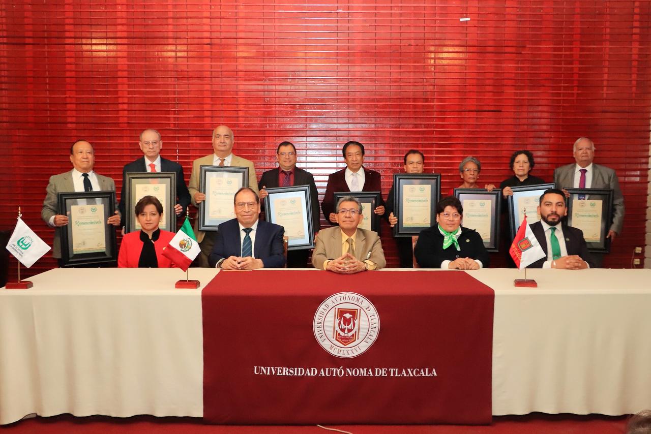 Reconoce sindicato de la UATx por años de servicio a trabajadores retirados